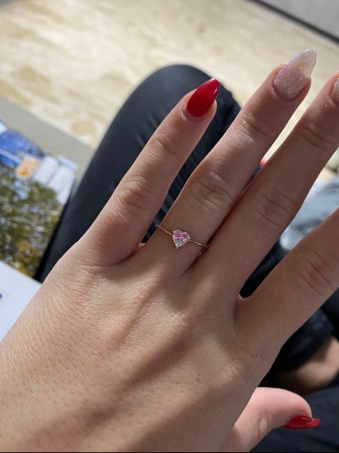 E ora mostraci una foto del tuo anello di fidanzamento! - 1