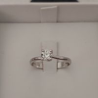 E ora mostraci una foto del tuo anello di fidanzamento! - 1