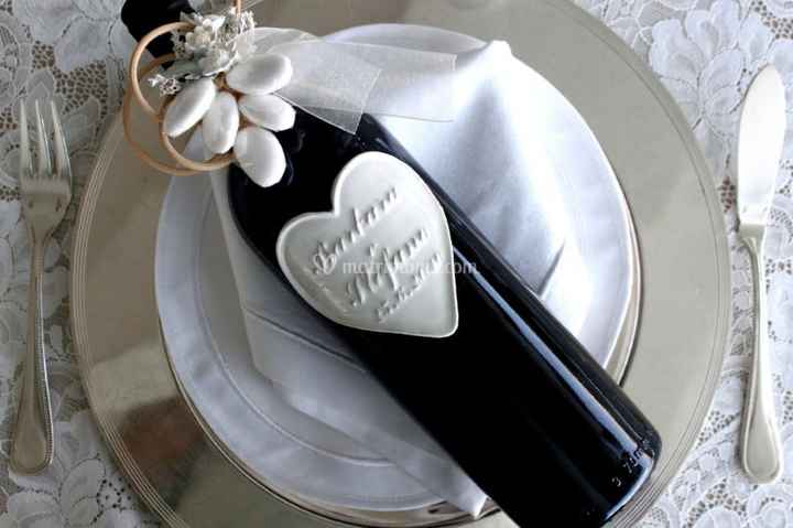 il farò la bottiglia di vino con etichetta in ceramica