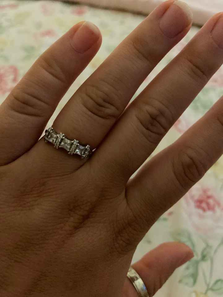 E ora mostraci una foto del tuo anello di fidanzamento! - 1