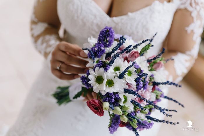 bouquet di fiori di campo viola