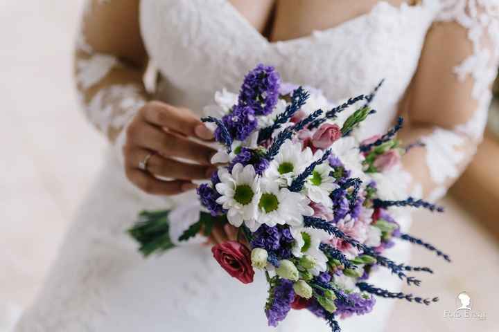 bouquet di fiori di campo viola