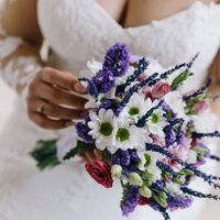 bouquet di fiori di campo viola