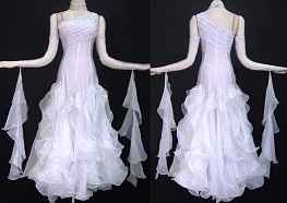 Non è un vestito da sposa,ma da ballo standard