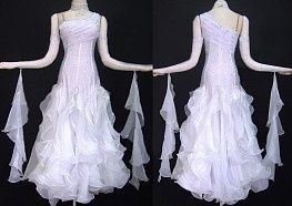 Non è un vestito da sposa,ma da ballo standard