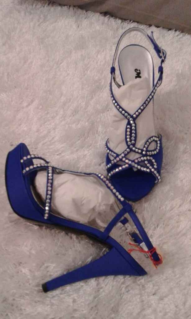 Mi fate vedere le vostre scarpe? - 1