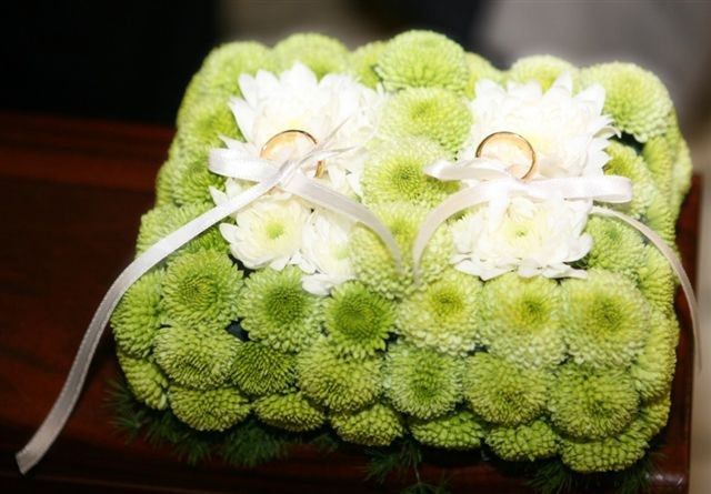 il cuscinetto porta fedi fatto di fiori