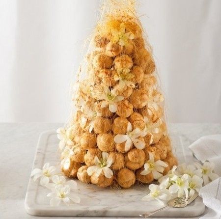 Croquembouche caramello e fiori d'arancio