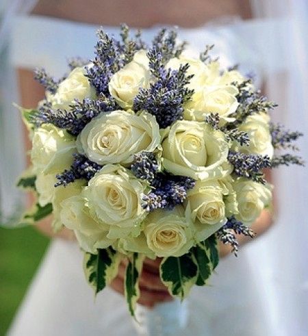 Bouquet di rose bianche e lavanda