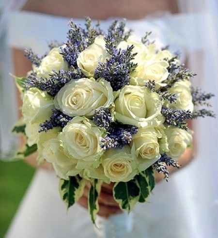 Bouquet di rose bianche e lavanda