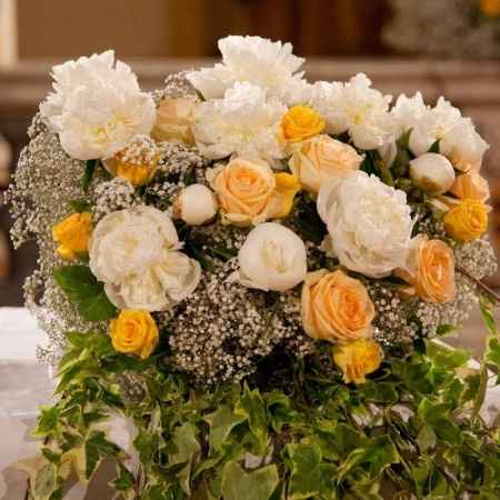 Bouquet fiori gialli, bianchi e velo da sposa