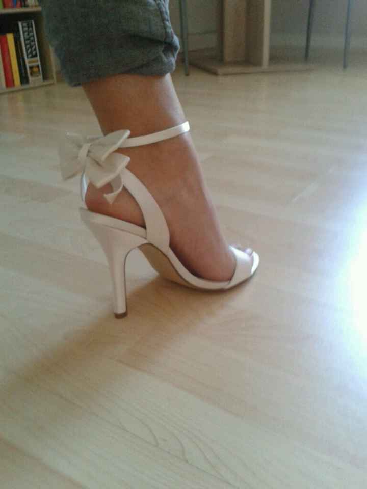 Mi fate vedere le vostre scarpe? - 1