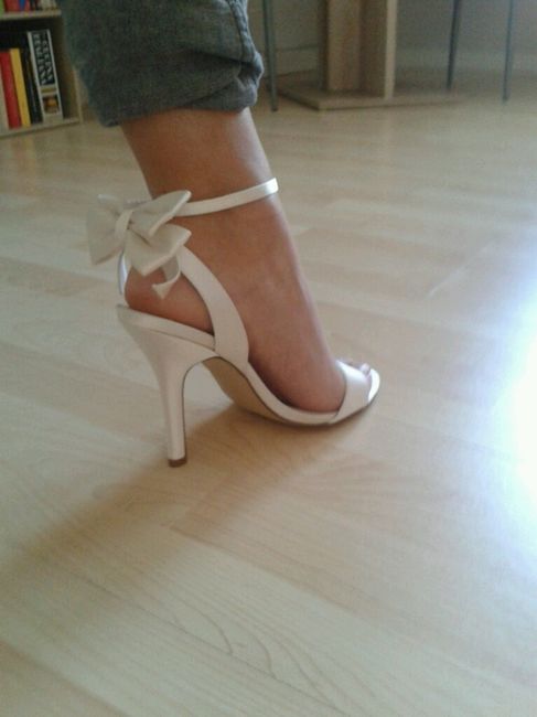 Mi fate vedere le vostre scarpe? - 1