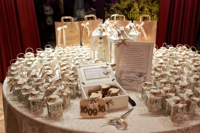 Tavolo bomboniere e guestbook cuoricini