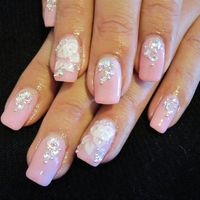 Unghie rosa con decorazioni 