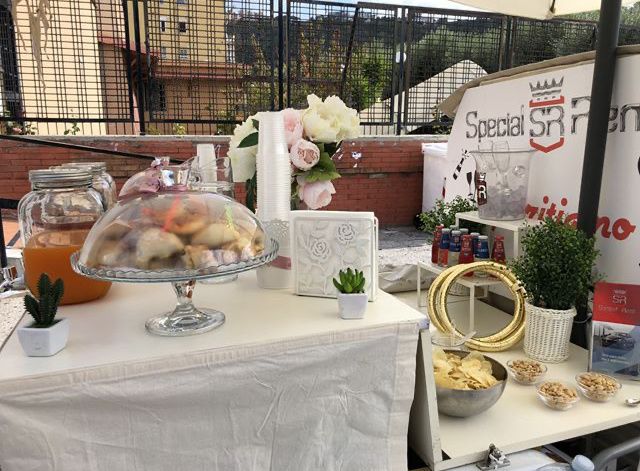 Taglio della torta fuori chiesa - 2