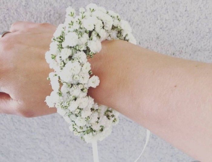 Bracciale di fiori per le damigelle 