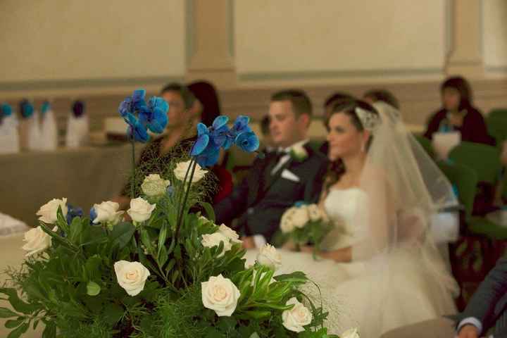 Composizione per il tavolo del comune con rose ed orchidee ( in tutto erano due composizioni) magnif