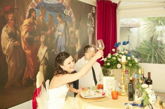 Brindisi con alle spalle un bel dipinto