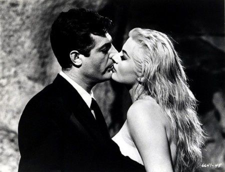 bacio scenografico: Marcello Mastroianni e Amita Ekberg nella Fontana di Trevi, in "La dolce vita