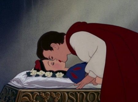 Il bacio magico: quello che fa resuscitare la principessa in "Biancaneve e i 7 nani"