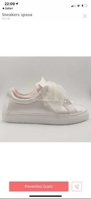 Scarpe da ginnastica sotto l abito da sposa - 1