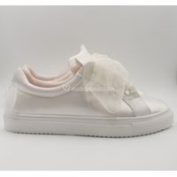 Scarpe da ginnastica sotto l abito da sposa - 1