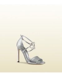 Help scarpe da sposa argento su vestito bianco - 2