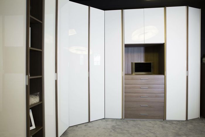 Armadio  con tv incorporata e senza specchio 1