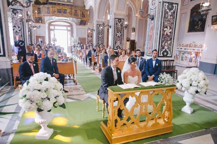L'unica foto in cui si vedono gli allestimenti floreali in chiesa!