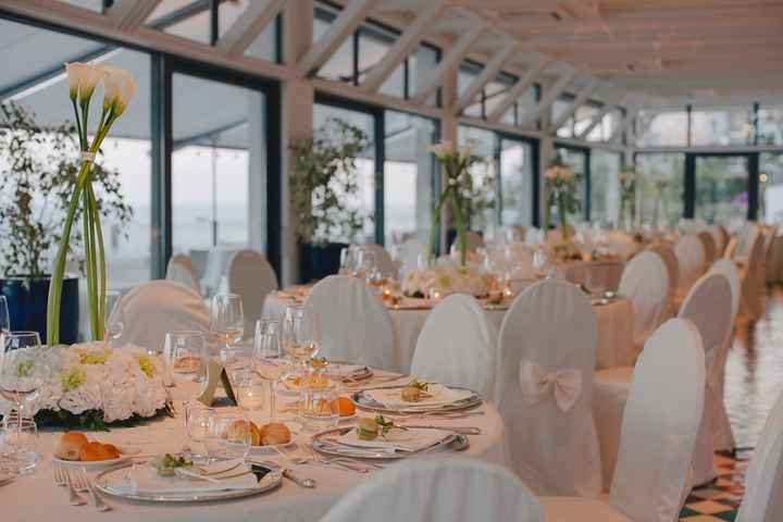 L'allestimento della sala, i centrotavola e i nostri macaron segnaposto