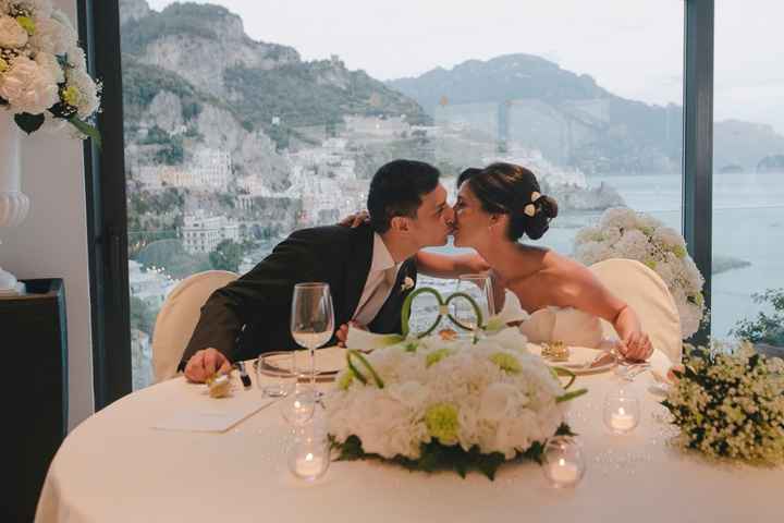 Tavolo sposi con Amalfi sullo sfondo