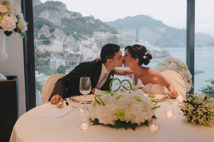 Tavolo sposi con Amalfi sullo sfondo