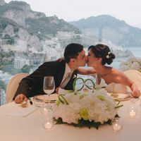 Tavolo sposi con Amalfi sullo sfondo