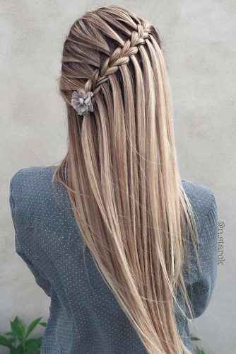 Acconciatura sciolta capelli lunghi lisci - 8