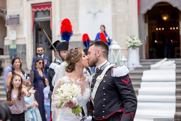 Il bacio degli sposi nel matrimonio militare... 1