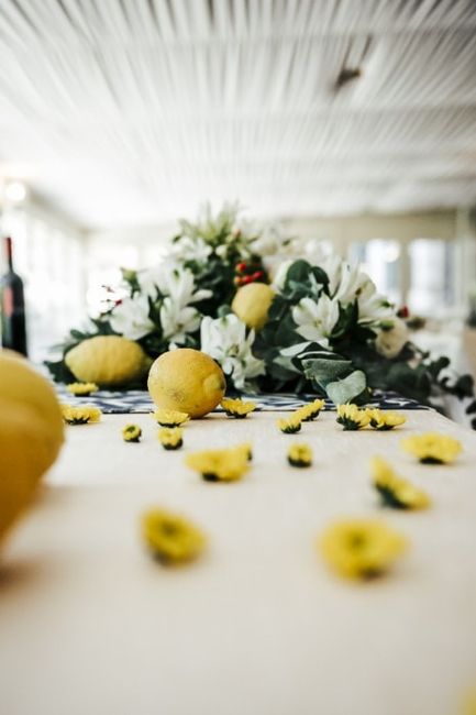 Giallo e grigio: come decorare le tue nozze con i due colori di tendenza del 2021 21