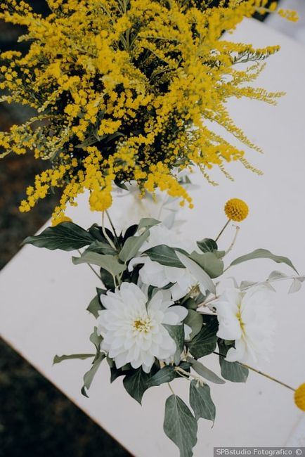 Giallo e grigio: come decorare le tue nozze con i due colori di tendenza del 2021 25