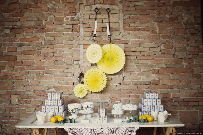 Giallo e grigio: come decorare le tue nozze con i due colori di tendenza del 2021 26