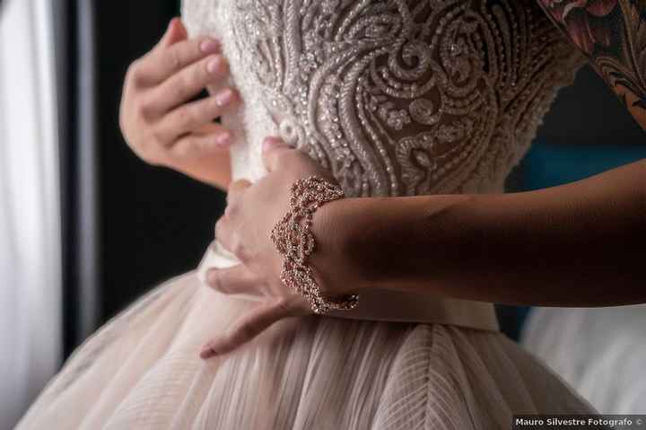 Il corpetto del tuo abito è tempestato di perline? - 1