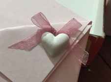cuoricino con fiocco da mettere sulla busta della partecpiazione in un angolo
