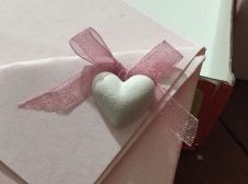 cuoricino con fiocco da mettere sulla busta della partecpiazione in un angolo