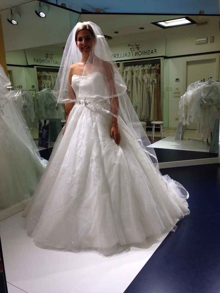 Mi fate vedere i vostri abiti? - 1