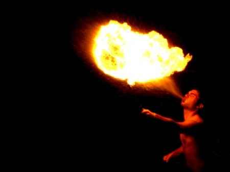 spettacolo di sputafuoco