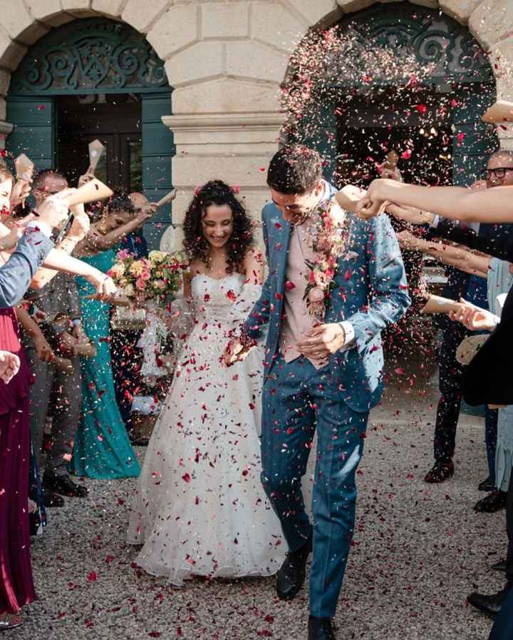 Petali all’uscita della chiesa - 1