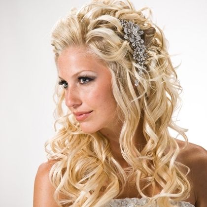 acconciatura sposa con accessorio