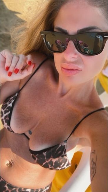 Stare scollata davanti al marito sulla spiaggia può essere piacevole per la vita dì coppia 7