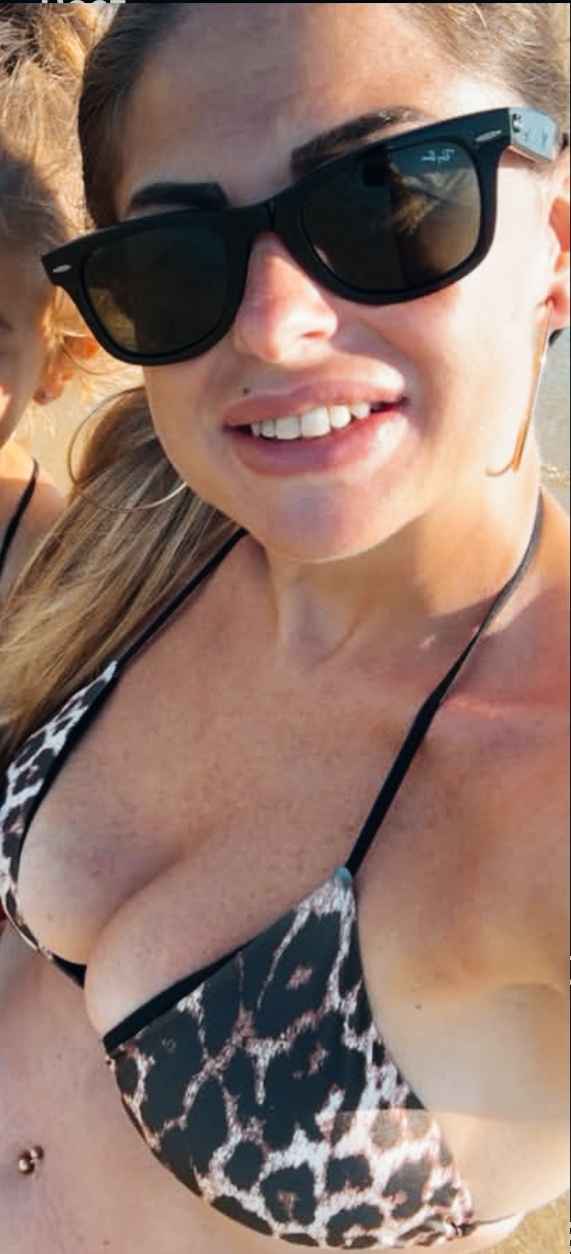 Stare scollata davanti al marito sulla spiaggia può essere piacevole per la vita dì coppia - 1