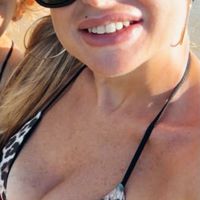 Stare scollata davanti al marito sulla spiaggia può essere piacevole per la vita dì coppia - 1