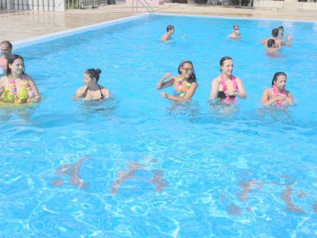 TUTTI IN PISCINA